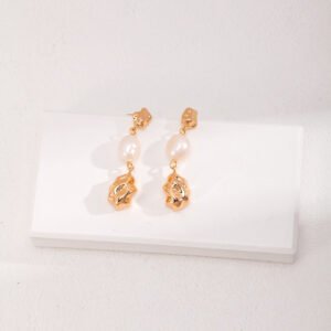 Shimmering Pearl Drop Earring